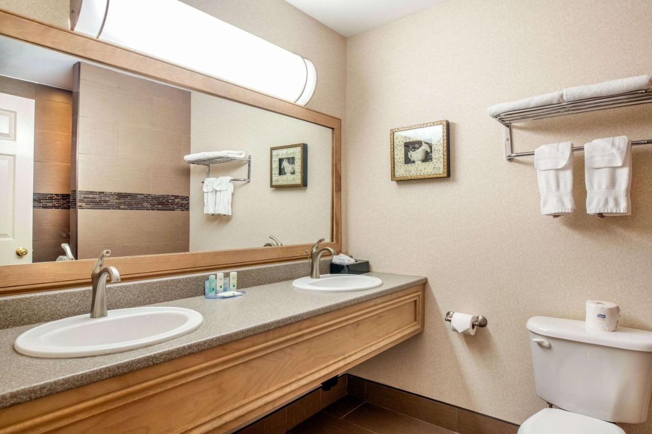 Quality Inn & Suites Cornwall Eksteriør bilde