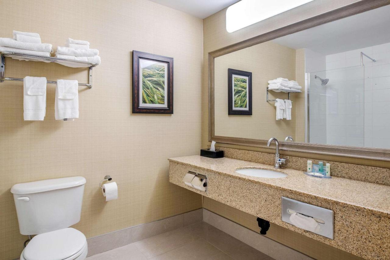 Quality Inn & Suites Cornwall Eksteriør bilde