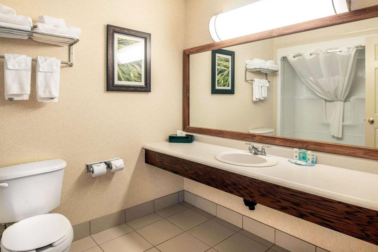 Quality Inn & Suites Cornwall Eksteriør bilde